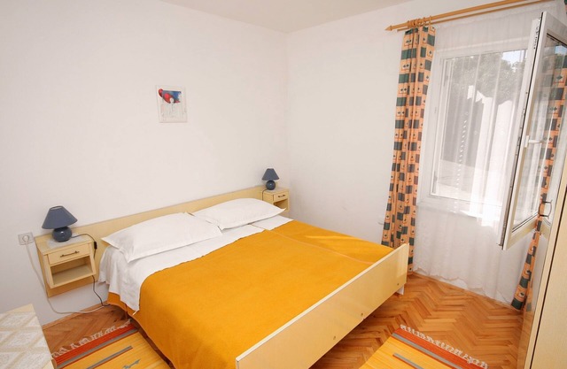 One bedroom apartment with terrace Banjol, Rab (A-4956-b)