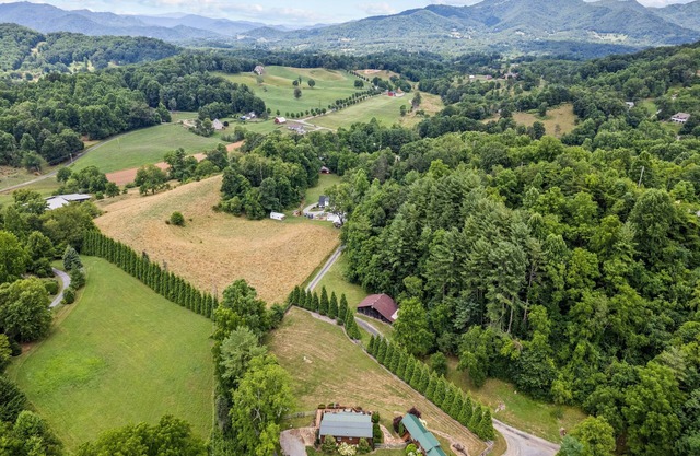 One Bedroom Cabin 43 Acre Retreat Pets OK-Fenced, Private, Views, Internet