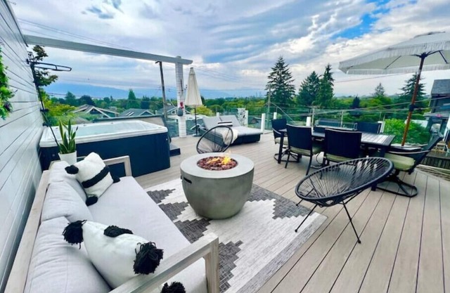 One bedroom in Kits with hot tub and city viewsnn
