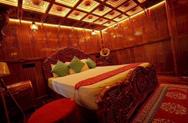 One bedroom private houseboat Or One bedroom suite
