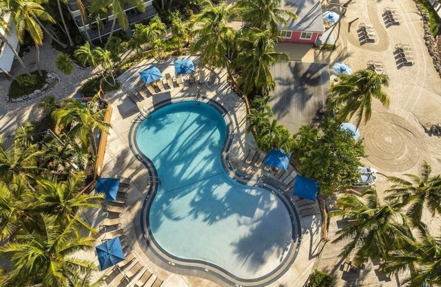 One Bedroom Suite w/2 Queen Beds, Kitchenette, Pool, Free Parking & Pet Friendly
