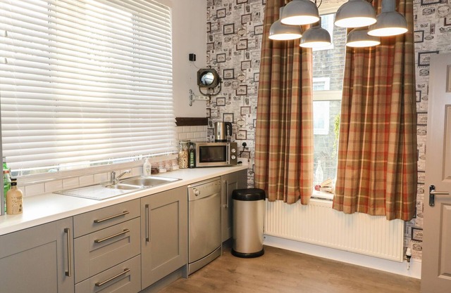 ONE EIGHT THREE GUEST COTTAGE, family friendly in Holywell Green