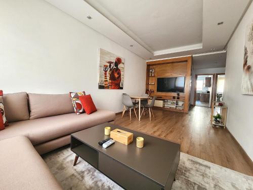 One-Five Racine by IB Signature, Stylish 2BR Apt, 24x7 Security, WiFi, Self check-in, City View, City Centre, close to cafes and restaurants