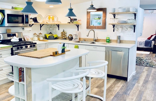 ~One Mile from the Kenai River, Must See Retro Remodel, Modular Home~