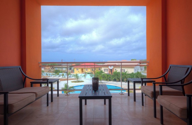 Only 3 minutes drive away from Eagle Beach. Spacious 3 bed/2 bath apartment.