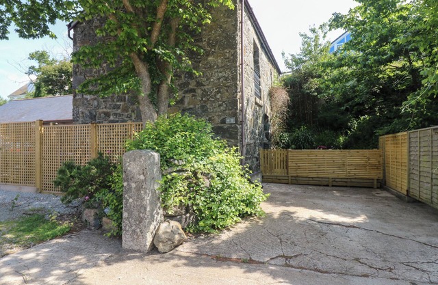 OOFOO’S BARN, pet friendly, character holiday cottage in Mullion
