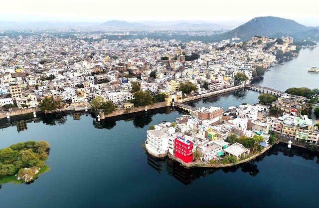 oolala-your lake house in the center of Udaipur(Green Room)