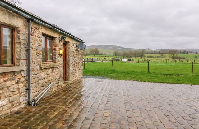ORCABER FARM RETREAT, character holiday cottage in Austwick