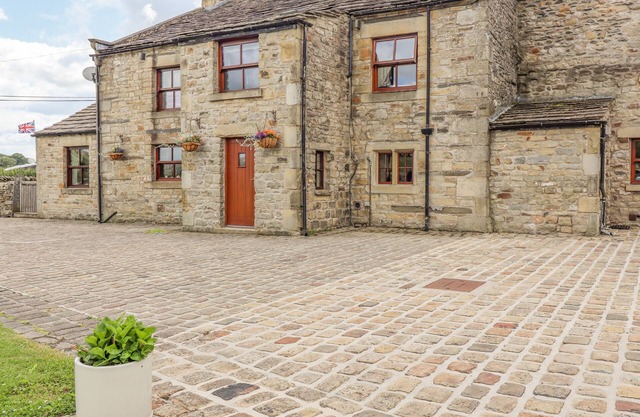 ORCABER FARMHOUSE, pet friendly, with hot tub in Austwick