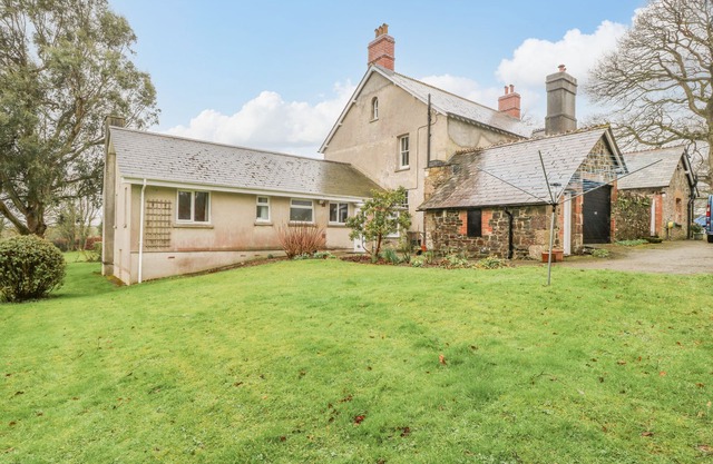 ORCHARD END, family friendly, character holiday cottage in Launceston