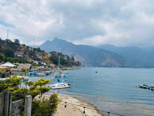 Orilla - Lakefront Getaway