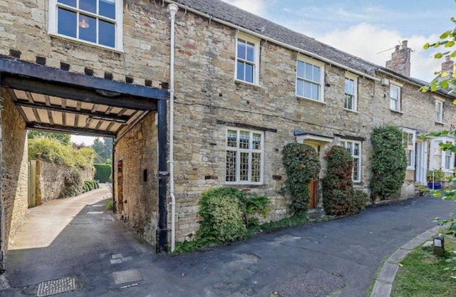 Ostlers - about 3 min drive to The Farmer's Dog! Former Coaching Inn - parking.