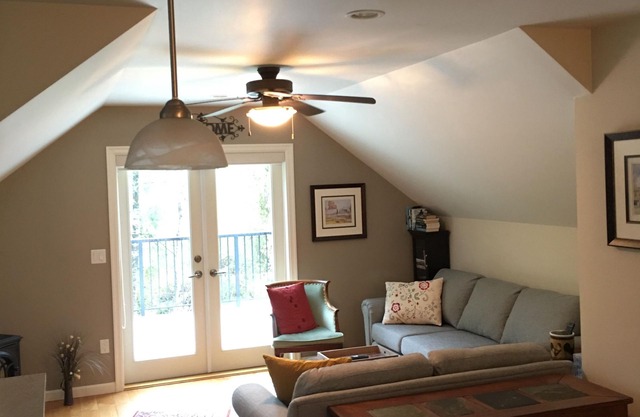 Otter Lane Country Carriage House - Group Bachelor Suite