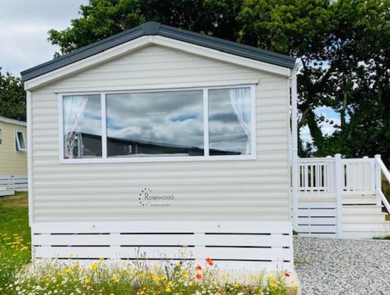 Our Osprey sleeps 4-6 persons-Tranquil holiday away from it all yet not far from St Austell- The Holiday Home has two bedrooms, living and dining area, equipped kitchen-decking-outdoor furniture-fishing lakes- This holiday home is not pet friendly