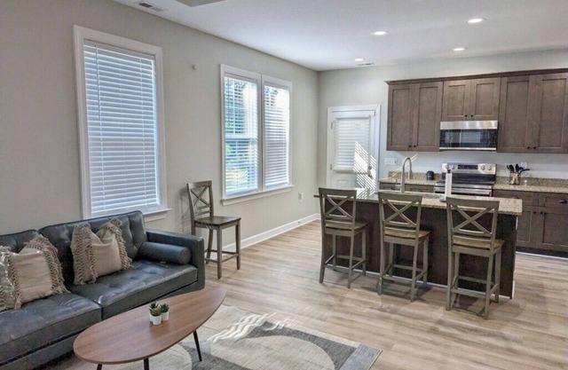 Over the Railroad, Private Modern Farmhouse w/Late Checkout