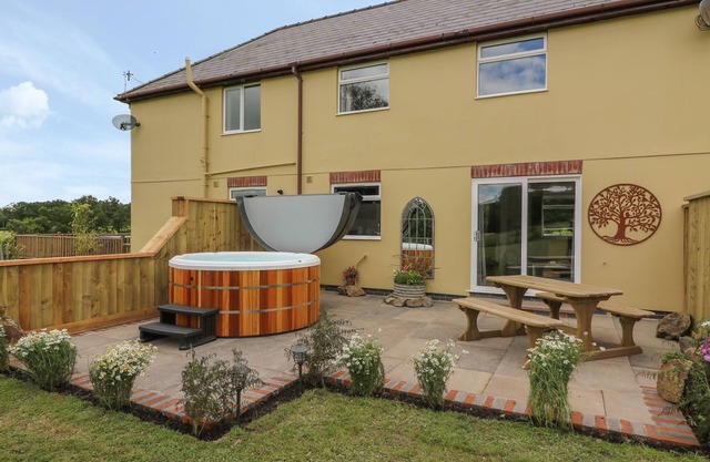 OWL COTTAGE, family friendly, with hot tub in Llandrindod Wells