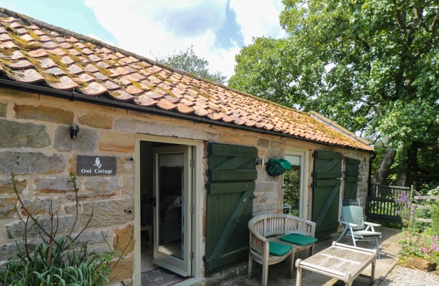 OWL COTTAGE, pet friendly, character holiday cottage in Helmsley