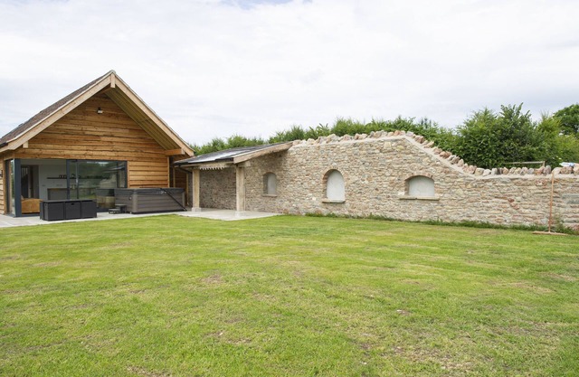 OWL LODGE, family friendly, with hot tub in Wedmore