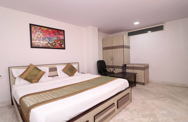 OYO 14723 Diamond Deluxe