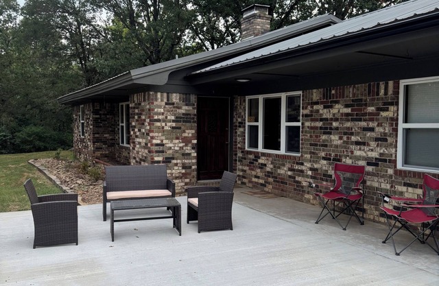 Ozark Foothills Country HomenNewly Remodeled