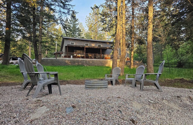 Pablo Pines House @ the Canal- Family+Pet Friendly, Trailer Parking+RV Hookups!