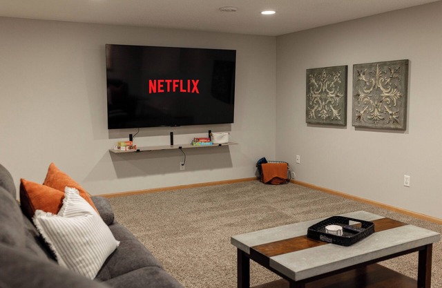 Pac n Play I King Bed I 75" TV I XL Fenced Yard
