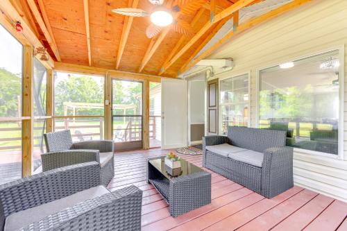Palatka Hideaway with Fireplace and Private Porch