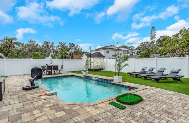 Palm Breeze Luxury * With E-Bikes & Heated Pool!*