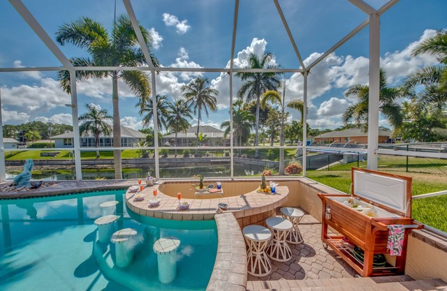 PALM BREEZE - SWIM UP TO THE BAR! Integrated spa, Outdoor grill, Fire pit!