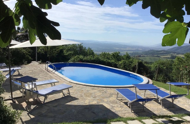 Panoramic country house with pool between Umbria and Tuscany 2