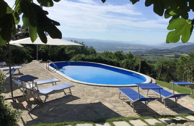 Panoramic rustic between Umbria and Tuscany, with swimming pool