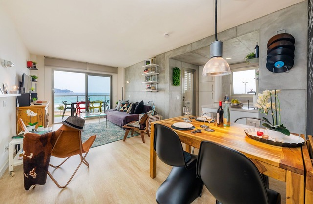 Panoramic view - loft-style beachfront apartment - like staying with friends