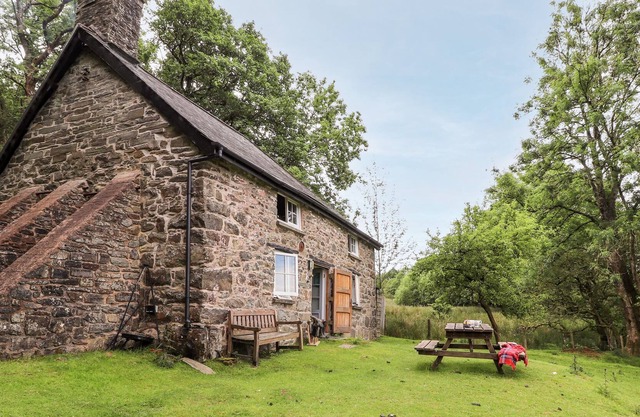 PANT Y CRWYNI, pet friendly, character holiday cottage in Carno