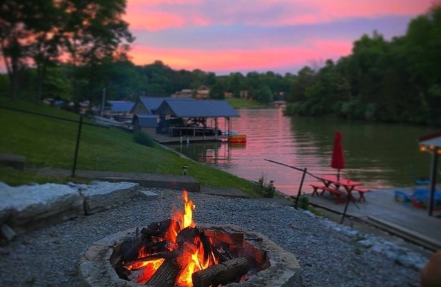 Paradise Cove on the Lake with Dock and Firepit - 7 miles to the Ark!