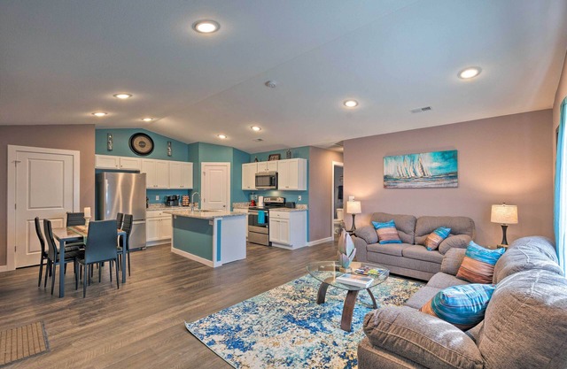 'Park City on the Water' Townhome w/Hot Tub!