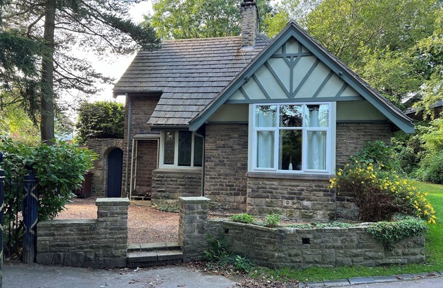 Park Lodge with hot tub. Peak District access with direct trains to Manchester