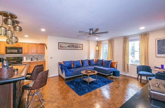 Parking Included! Comfortably sleep 4 Downtown Atlanta