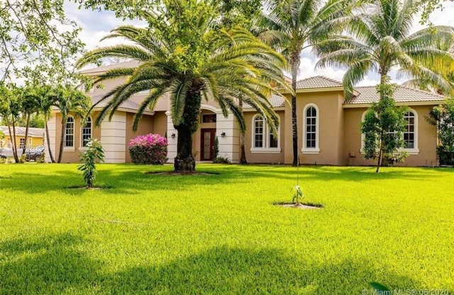 PARKLAND MANSION SPACIOUS & HUGE YARD