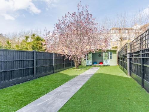 Pass the Keys 4-Bedroom Seafront House in Southend Sea Views