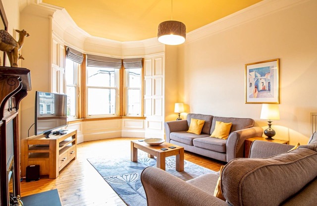 Pass the Keys | Beautiful and Bright Georgian Style Morningside Apartment