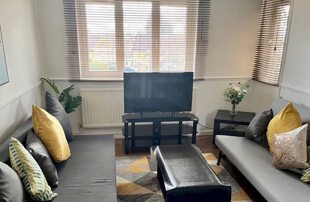 Pass the Keys | Cosy, Stylish 1 bed Flat in Harpenden with Parking