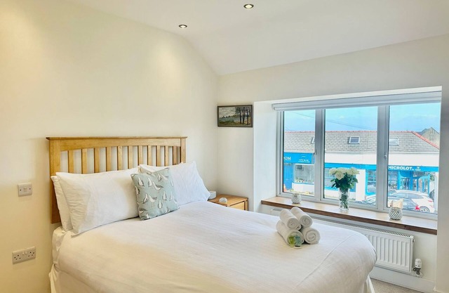 Pass the Keys | Stylish Mumbles Getaway-Parking, Heart of Village