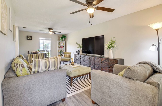 Patio for Al Fresco Dining: Home in Hinesville!