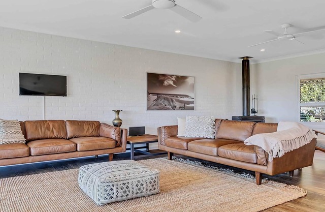 Paul's Farmhouse - 4 BR rural retreat with views