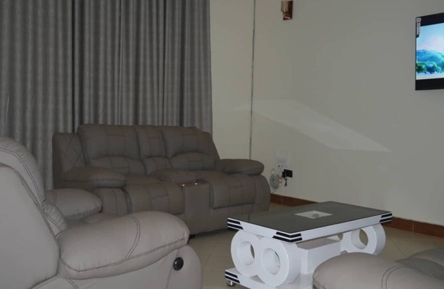 Peaceful 3-bedroom apartment with WiFi in Kitende