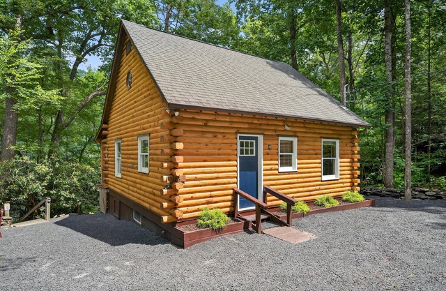 Peaceful and Private Delaware Riverfront Log Cabin.