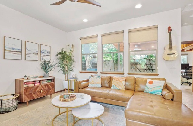 Peaceful Austin Oasis w/King Bed & private yard l Centrally Located