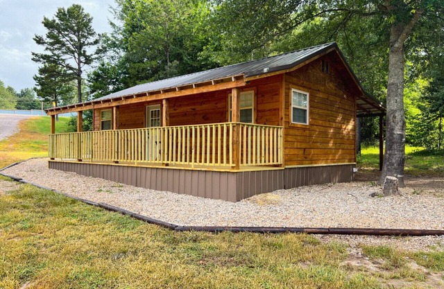 Peaceful cabin <1 mile from Daisy State Park + Private Access to Bear Creek Trail