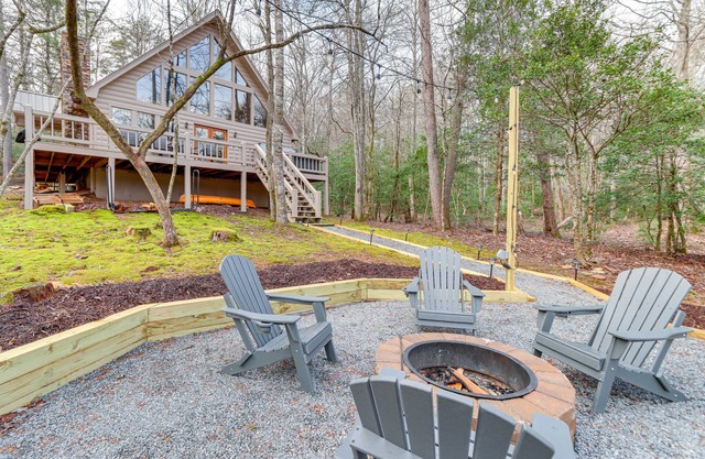Peaceful Cabin w/Hot Tub: 11 Mi to Blue Ridge!