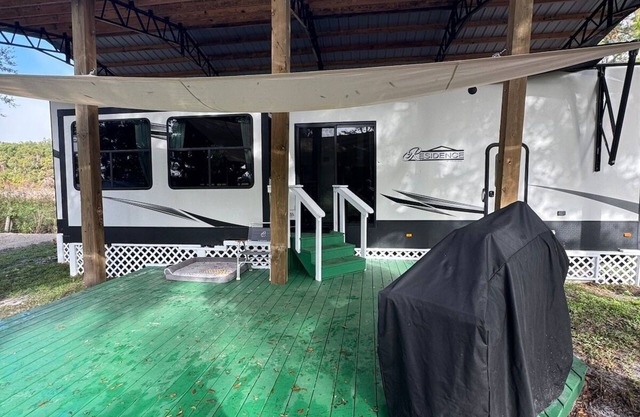 Peaceful caravan with AC in charming Pierson